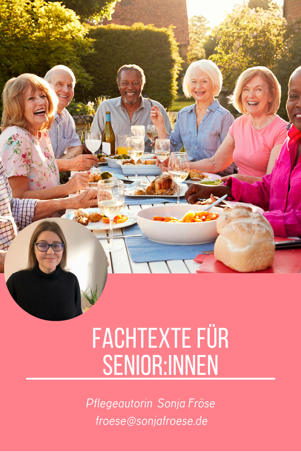 lachende Senioren am Tisch